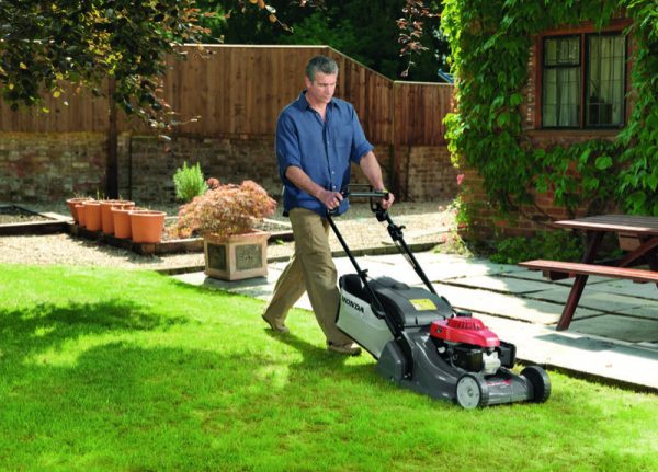 Man mowing the lawn with a Honda HRX476QY